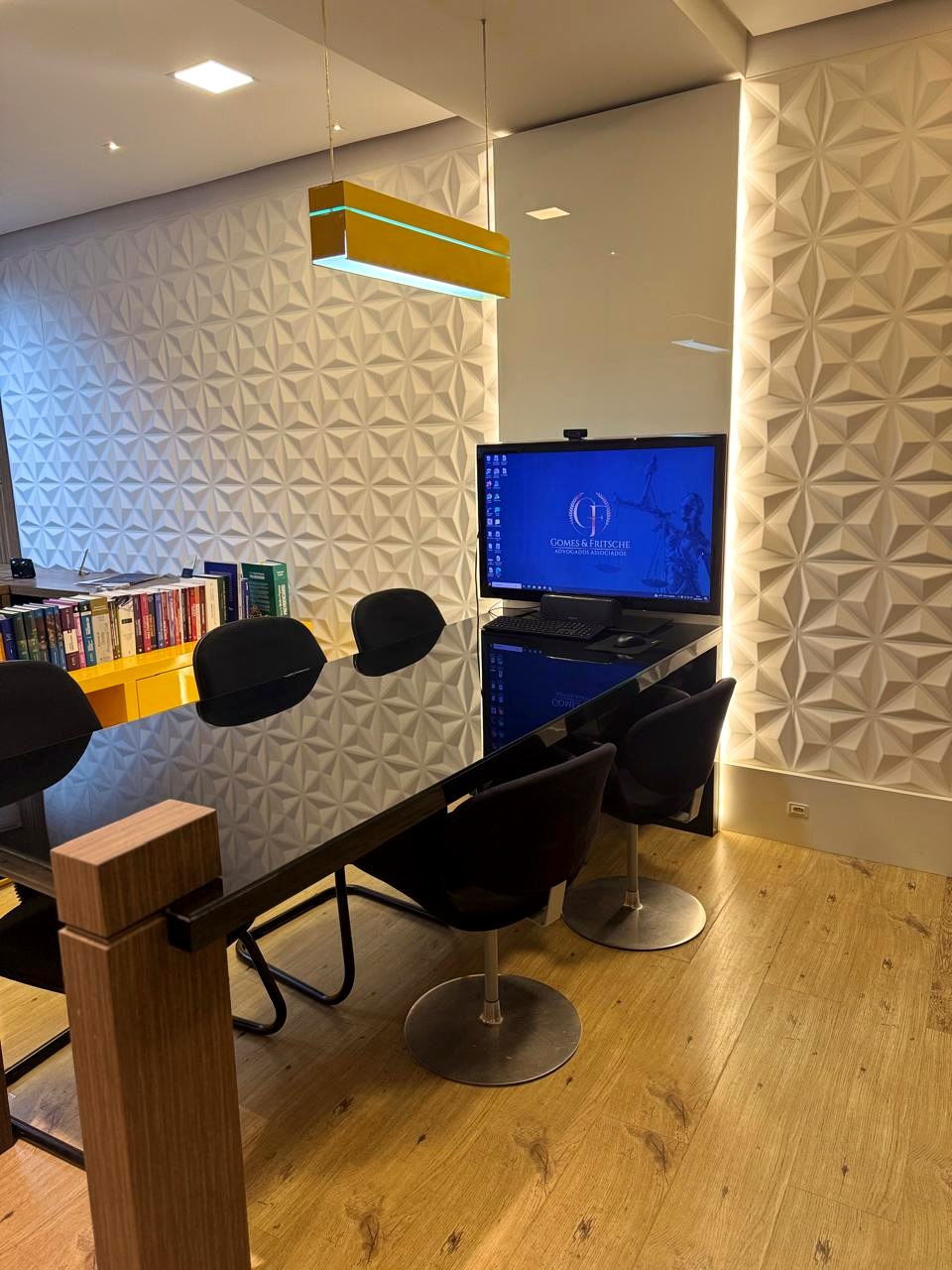 Mesa de reuniões e painel 3D